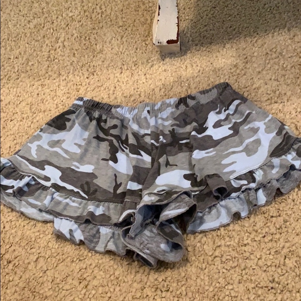 So Nikki camo ruffle shorts